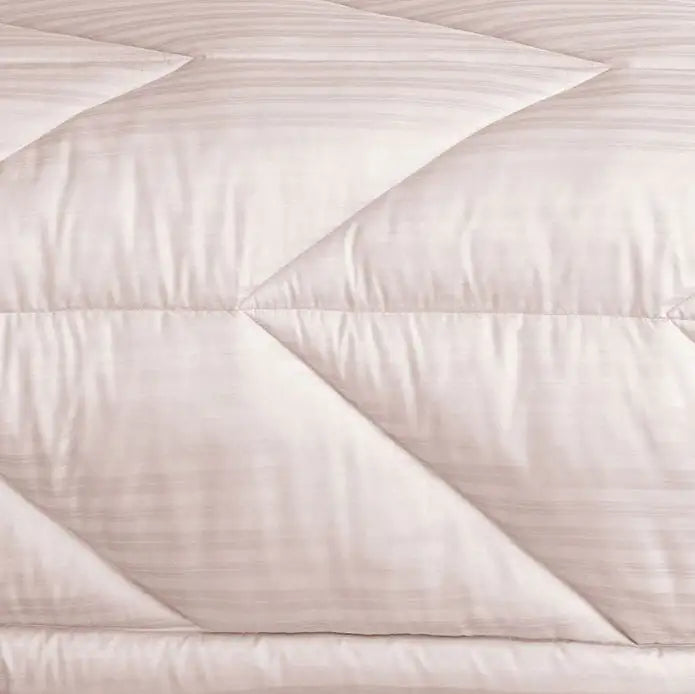 White Cottage Lightweight Quilt/Comforter