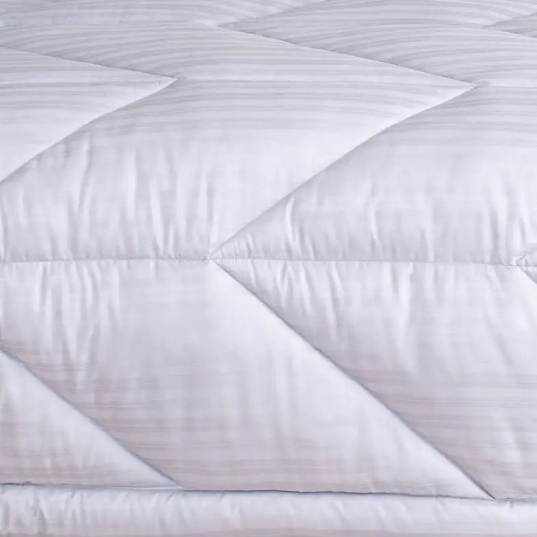 White Cottage Lightweight Quilt/Comforter