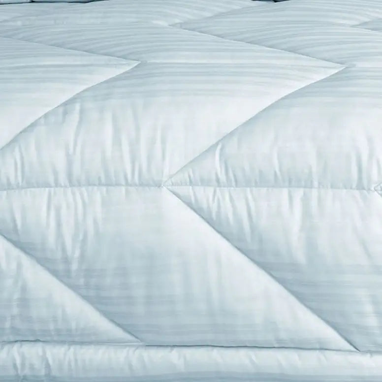 White Cottage Lightweight Quilt/Comforter