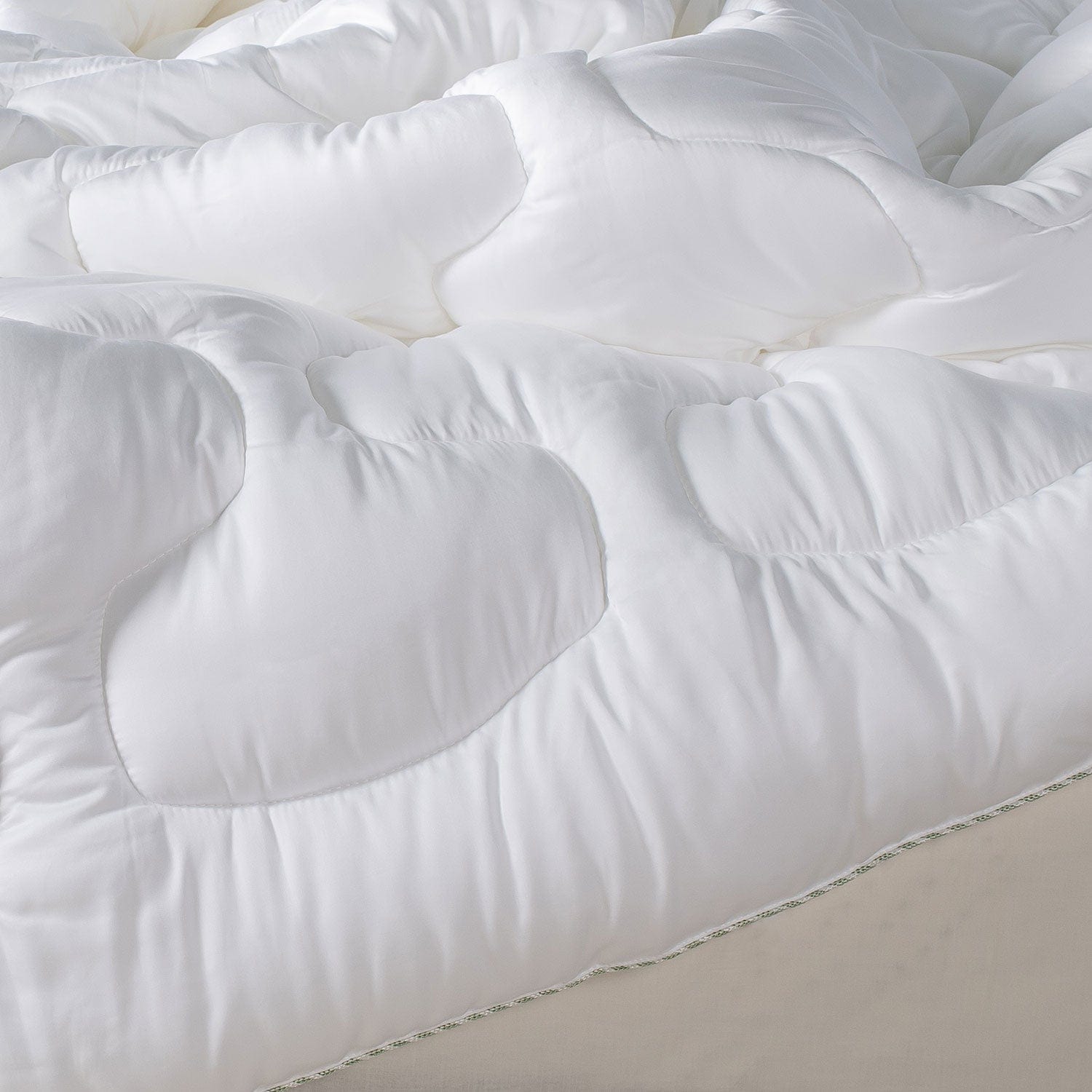 LIGHTWEIGHT SUMMER QUILT/COMFORTER WITH NATURAL WOOD PULP TENCEL™ - TENCEL QUILT ( CERTIFIED BY A SWISS LABORATORY)